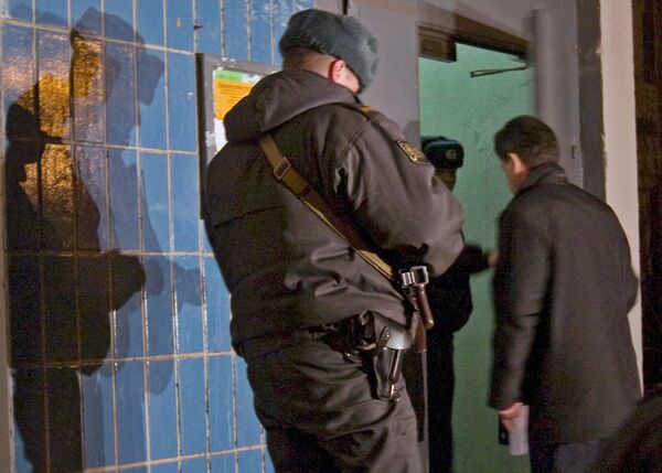 Сотрудники правоохранительных органов у подъезда дома на Осенней улице, где в собственной квартире был убит помощник вице-спикера Государственной Думы РФ Алексей Беляев Сотрудники правоохранительных органов у подъезда дома на Осенней улице, где в собственной квартире был убит помощник вице-спикера Государственной Думы РФ Алексей Беляев