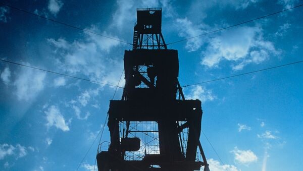 Нефтяная вышка. Архивное фото Нефтяная вышка. Архивное фото