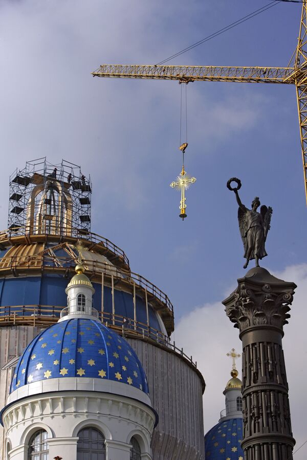 Установлен крест на купол Троицкого собора в Санкт-Петербурге. Архив Установлен крест на купол Троицкого собора в Санкт-Петербурге. Архив