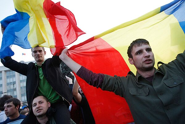 МИД РФ встревожен появлением румынских флагов в Кишиневе МИД РФ встревожен появлением румынских флагов в Кишиневе