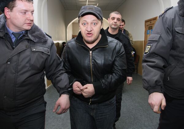 Подозреваемый в организации убийства экс-депутата Госдумы РФ Руслана Ямадаева Илимпаши Хацуев (в центре) в здании Басманного суда. Архив Подозреваемый в организации убийства экс-депутата Госдумы РФ Руслана Ямадаева Илимпаши Хацуев (в центре) в здании Басманного суда. Архив