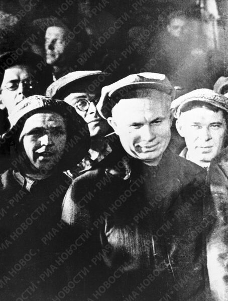 Хрущев среди рабочих-метростроевцев Хрущев среди рабочих-метростроевцев