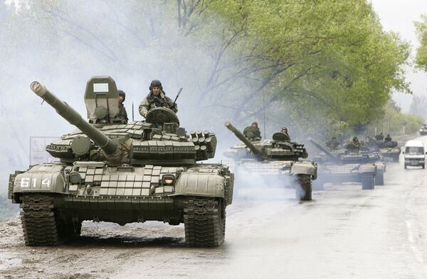 Грузинская бронетехника двинулась на мятежную военную базу Мухровани Грузинская бронетехника двинулась на мятежную военную базу Мухровани