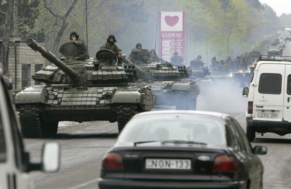 Танки покидают военную базу в Мухровани Танки покидают военную базу в Мухровани