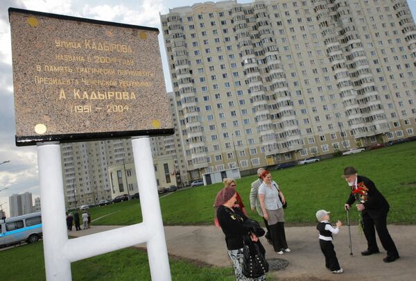 Представители руководства Чечни 9 мая поздравили ветеранов, проживающих на улице имени Ахмата Кадырова Представители руководства Чечни 9 мая поздравили ветеранов, проживающих на улице имени Ахмата Кадырова