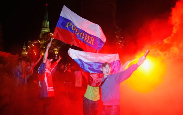 Российские болельщики в центре Москвы празднуют победу сборной России по хоккею Российские болельщики в центре Москвы празднуют победу сборной России по хоккею