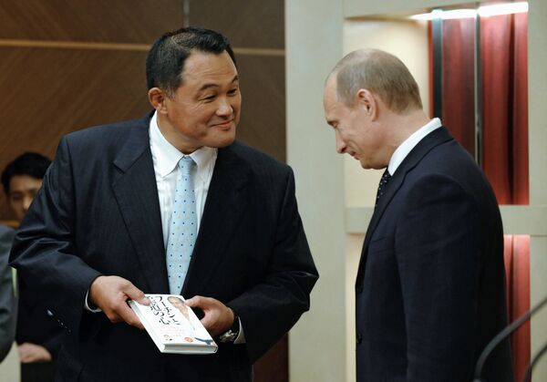 Премьер-министр РФ В.Путин представил в Токио свою книгу о дзюдо на японском языке Премьер-министр РФ В.Путин представил в Токио свою книгу о дзюдо на японском языке