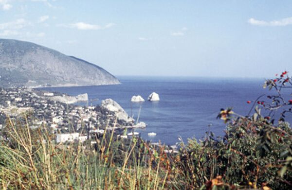 Дорога вдоль Черного моря в Крыму Дорога вдоль Черного моря в Крыму