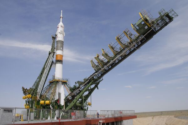 Подготовка к запуску ракеты-носителя Союз-ФГ с космическим кораблем Союз ТМА-15 Подготовка к запуску ракеты-носителя Союз-ФГ с космическим кораблем Союз ТМА-15
