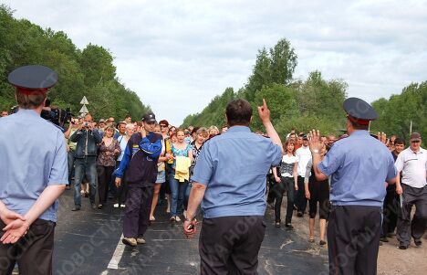 В Пикалеве Ленинградской области 300 человек перекрыли федеральную трассу В Пикалеве Ленинградской области 300 человек перекрыли федеральную трассу