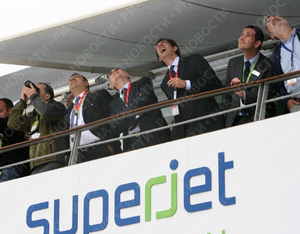 Российский самолет Sukhoi Superjet 100 на аэрокосмическом салоне в Ле-Бурже Российский самолет Sukhoi Superjet 100 на аэрокосмическом салоне в Ле-Бурже