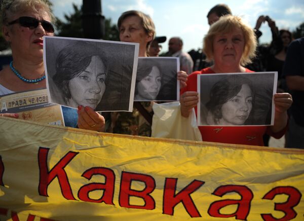 Пикет памяти правозащитницы Натальи Эстемировой прошел в Москве Пикет памяти правозащитницы Натальи Эстемировой прошел в Москве