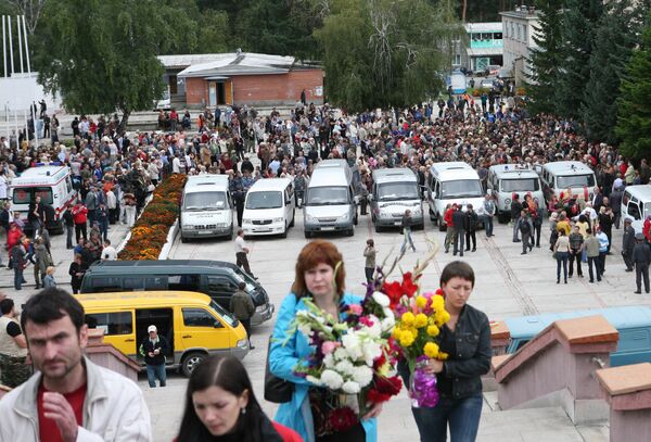Похороны погибших в результате аварии на Саяно-Шушенской ГЭС Похороны погибших в результате аварии на Саяно-Шушенской ГЭС
