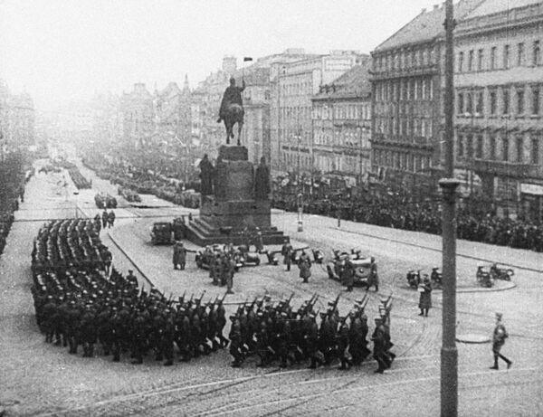 Гитлеровские войска на Вацлавской площади Праги Гитлеровские войска на Вацлавской площади Праги
