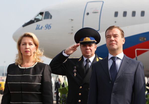 Президент РФ Дмитрий Медведев и супруга президента РФ Светлана Медведева в аэропорту города Цюриха Президент РФ Дмитрий Медведев и супруга президента РФ Светлана Медведева в аэропорту города Цюриха