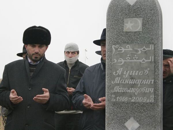 Похороны Макшарипа Аушева прошли на родовом кладбище в селении Сурхахи Похороны Макшарипа Аушева прошли на родовом кладбище в селении Сурхахи