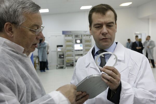 Медведев: экономической основой ГЛОНАСС должен стать рынок инфосервиса Медведев: экономической основой ГЛОНАСС должен стать рынок инфосервиса