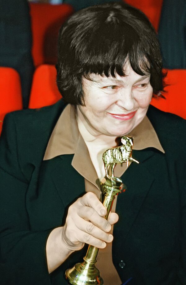 Режиссёр Кира Муратова со статуэткой Золотой овен - 2002 Режиссёр Кира Муратова со статуэткой Золотой овен - 2002