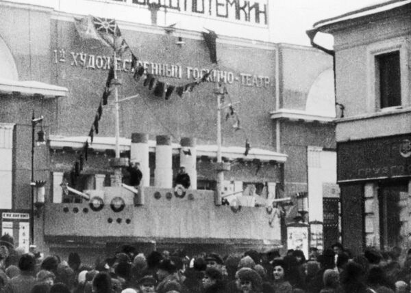У столичного кинотеатра Художественный У столичного кинотеатра Художественный