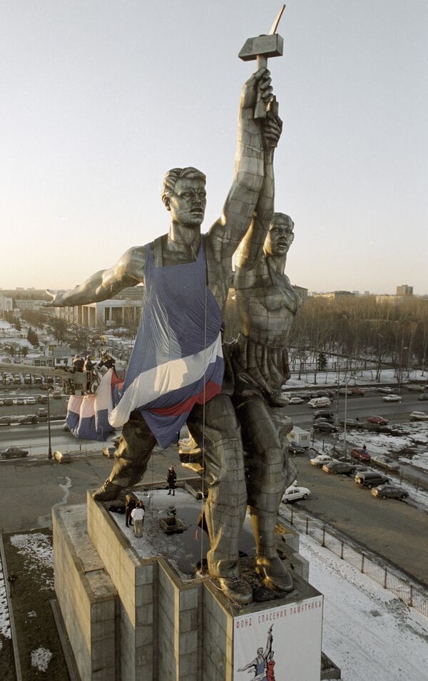 28 ноября в 7.00 РИА Новости проведет прямую трансляцию установки скульптуры «Рабочего и колхозницы» на постамент у ВВЦ 28 ноября в 7.00 РИА Новости проведет прямую трансляцию установки скульптуры «Рабочего и колхозницы» на постамент у ВВЦ