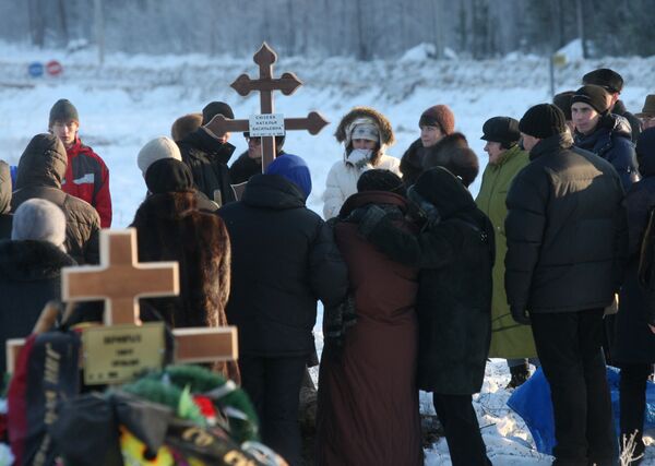 В Перми хоронят погибших при пожаре в клубе Хромая лошадь В Перми хоронят погибших при пожаре в клубе Хромая лошадь