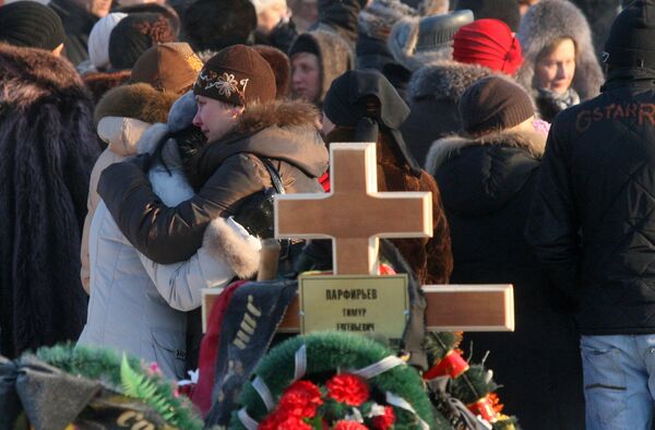 В Перми хоронят погибших при пожаре в клубе Хромая лошадь В Перми хоронят погибших при пожаре в клубе Хромая лошадь