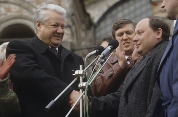 Президент РФ Б.Ельцин на митинге Президент РФ Б.Ельцин на митинге