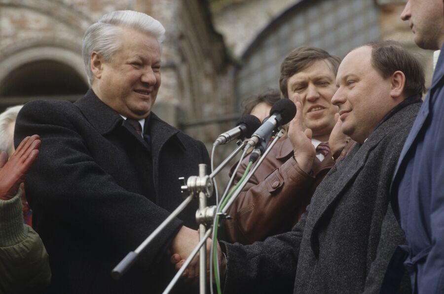 Президент РФ Б.Ельцин на митинге Президент РФ Б.Ельцин на митинге