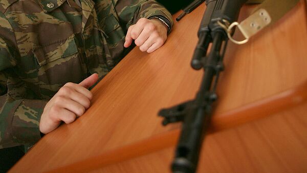 Российский военнослужащий покинул часть с оружием Российский военнослужащий покинул часть с оружием
