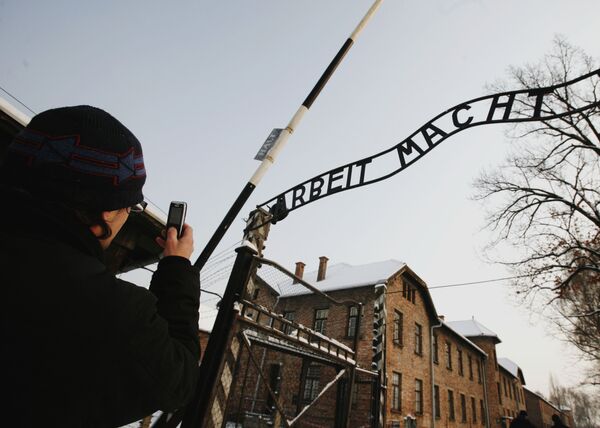 Надпись Arbeit Macht Frei в Аушвице Надпись Arbeit Macht Frei в Аушвице