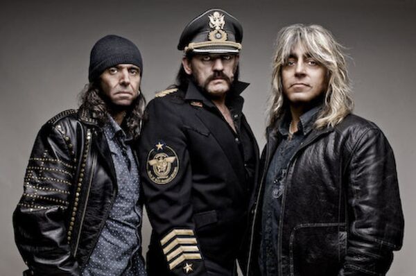 Группа Motorhead приехала в Москву дарить рождественские подарки Группа Motorhead приехала в Москву дарить рождественские подарки