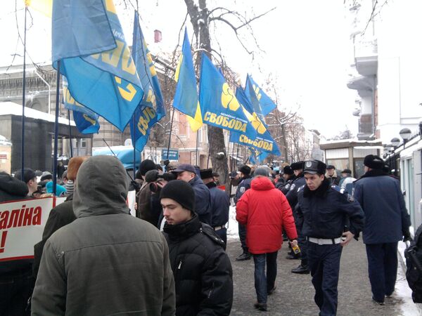 Активисты украинского националистического объединения Свобода. Архив Активисты украинского националистического объединения Свобода. Архив