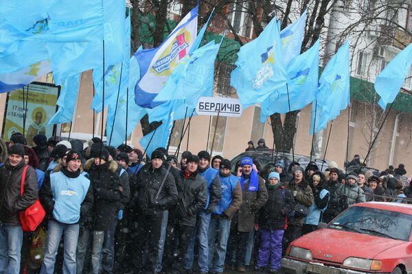 Митинг сторонников Виктора Януковича у здания ЦИК Украины. Архив Митинг сторонников Виктора Януковича у здания ЦИК Украины. Архив