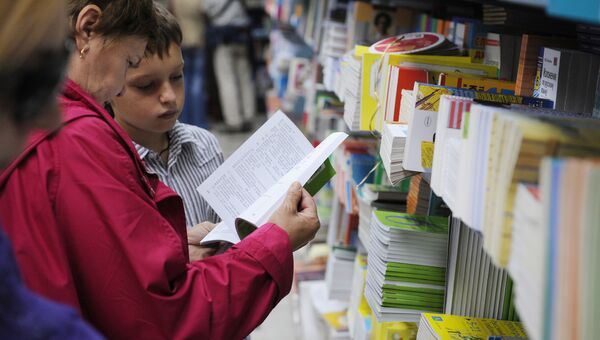 Покупка учебников в книжном магазине Покупка учебников в книжном магазине