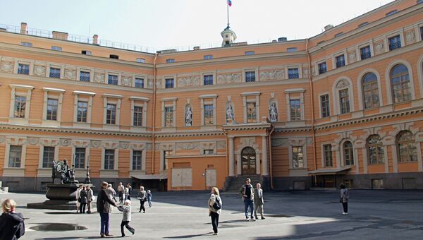 Михайловский (Инженерный) замок в Санкт-Петербурге. Архивное фото Михайловский (Инженерный) замок в Санкт-Петербурге. Архивное фото