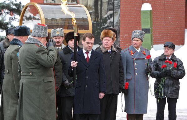 Президент РФ Д.Медведев принял участие в церемонии возвращения Вечного огня в Александровский сад Президент РФ Д.Медведев принял участие в церемонии возвращения Вечного огня в Александровский сад