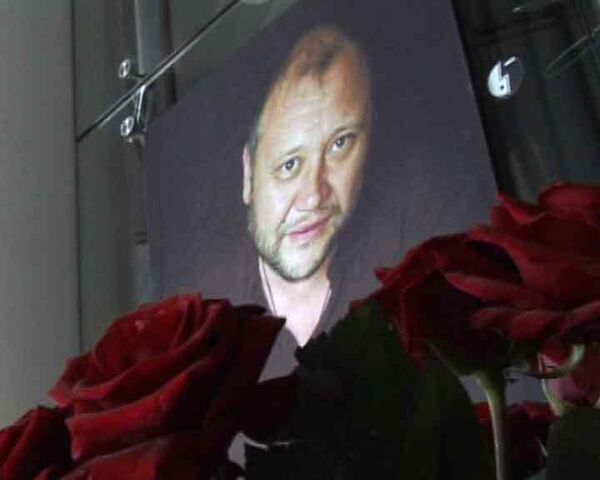 Поклонники Юрия Степанова несут цветы к театру, где он играл Поклонники Юрия Степанова несут цветы к театру, где он играл
