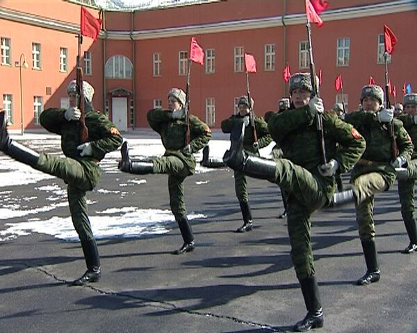 Батальон почетного караула начал репетировать парад Победы Батальон почетного караула начал репетировать парад Победы