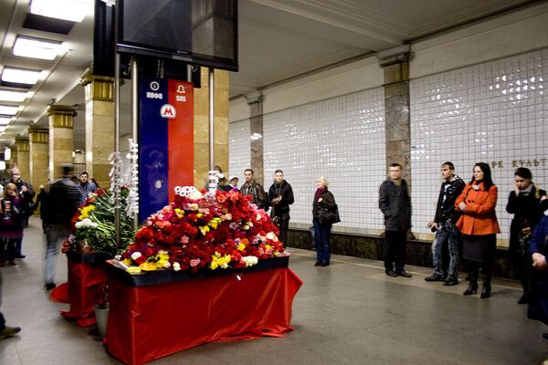 Возложение цветов на станции метро Парк культуры Возложение цветов на станции метро Парк культуры