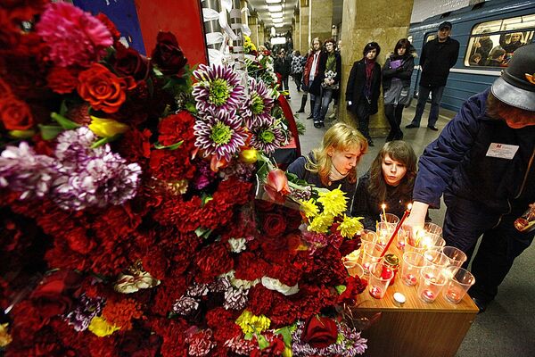 Возложение цветов на станции метро Парк культуры Возложение цветов на станции метро Парк культуры
