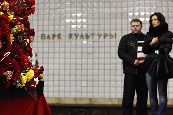 Возложение цветов на станции метро Парк культуры Возложение цветов на станции метро Парк культуры