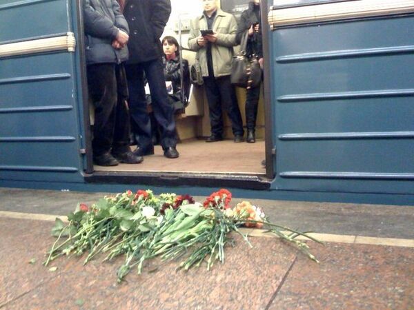 Цветы на станции метро Лубянка Цветы на станции метро Лубянка