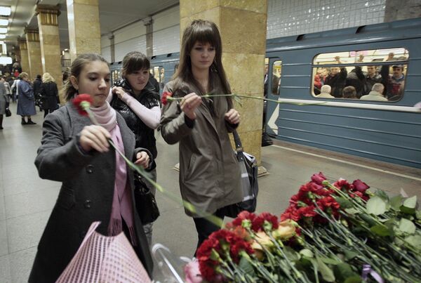 Жертв теракта в московском метро поминают на станции Парк Культуры Жертв теракта в московском метро поминают на станции Парк Культуры