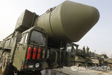 Демонстрация ракетного комплекса Тополь-М на подмосковном полигоне Алабино Демонстрация ракетного комплекса Тополь-М на подмосковном полигоне Алабино