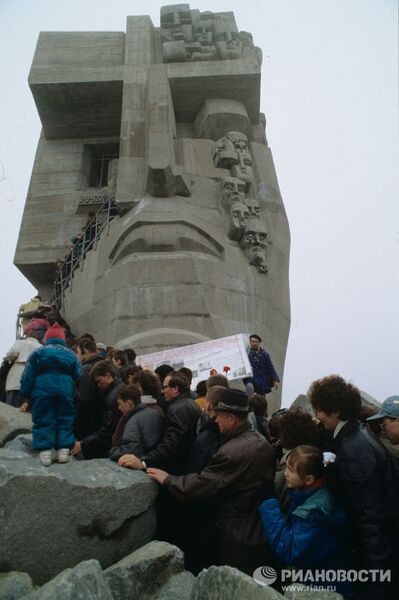 Открытие монумента Маска скорби Открытие монумента Маска скорби