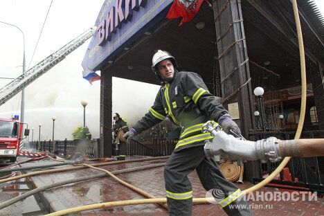 На Бережковской набережной горит плавучий ресторан Викинг На Бережковской набережной горит плавучий ресторан Викинг