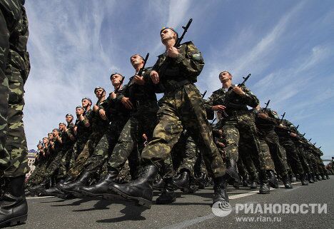 Генеральная репетиция соместного парада войск по случаю 65-й годовщины Победы в Киеве Генеральная репетиция соместного парада войск по случаю 65-й годовщины Победы в Киеве