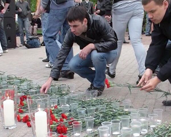 В память о жертвах терактов в метро на Лубянке зажгли 40 свечей В память о жертвах терактов в метро на Лубянке зажгли 40 свечей