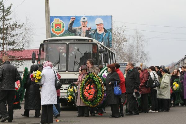 Похороны горняков, погибших во время взрывов на шахте Распадская Похороны горняков, погибших во время взрывов на шахте Распадская