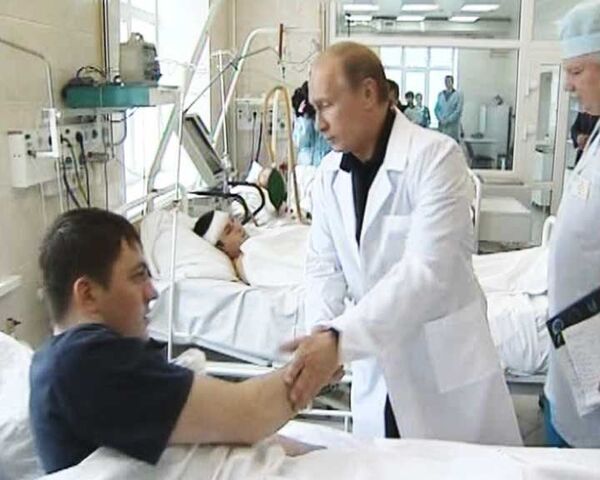 Путин навестил в больнице шахтеров, пострадавших на Распадской Путин навестил в больнице шахтеров, пострадавших на Распадской